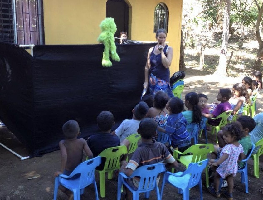 Puppets show with kids